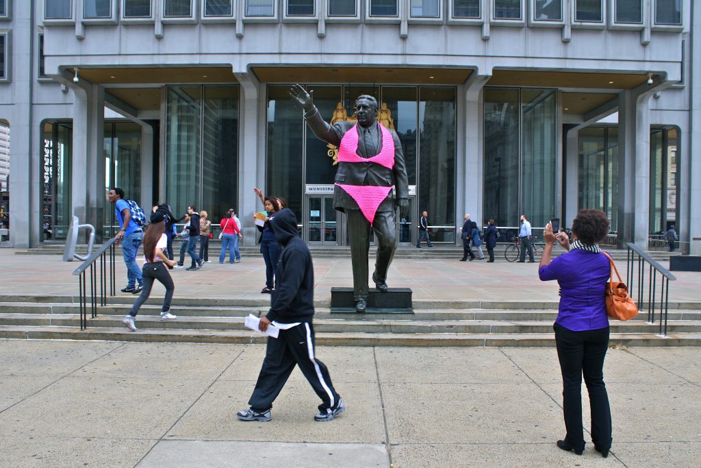 Ishknits, statue de Frank Rizzo à Philadelphia, 2012. Photo : Conrad Benner (Streetsdept.com) 